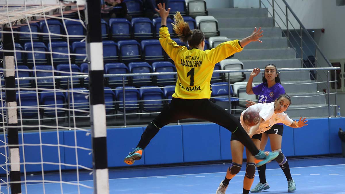 Futbol, hentbol, dart, boks, badminton, futbol, bilardo, yüzme gibi birbirinden farklı branşlarda Yenimahalle Belediyesi Spor Kulübü 2021 yılına damga vurdu.