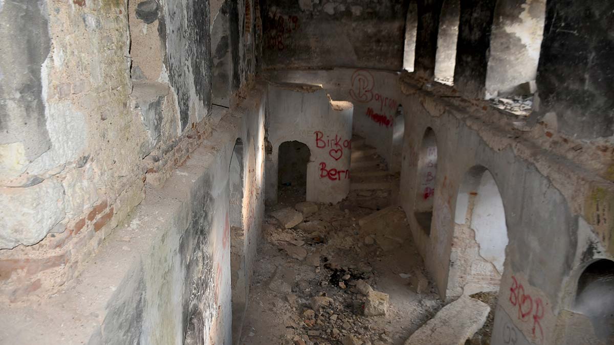 Osmanlı'ya 88 yıllık başkentlik yapan Edirne'de, Barutluk Mahallesi'ne ismini veren 19'uncu yüzyıldan kalma 1,5 asırlık tarihi cephanelik binası definecilerin ve madde bağımlılarının uğrak yeri olurken, yıkılma tehlikesi ile karşı karşıya.