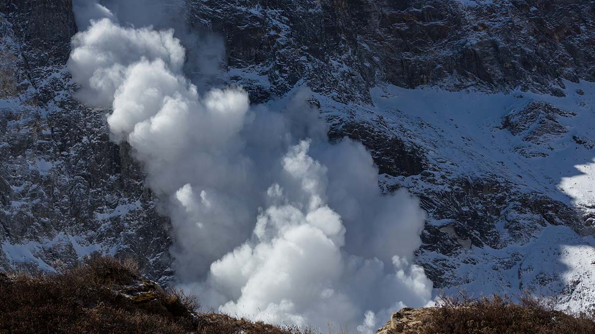 Horosan'da çığ düştü; 2 kişi kar altında kaldı