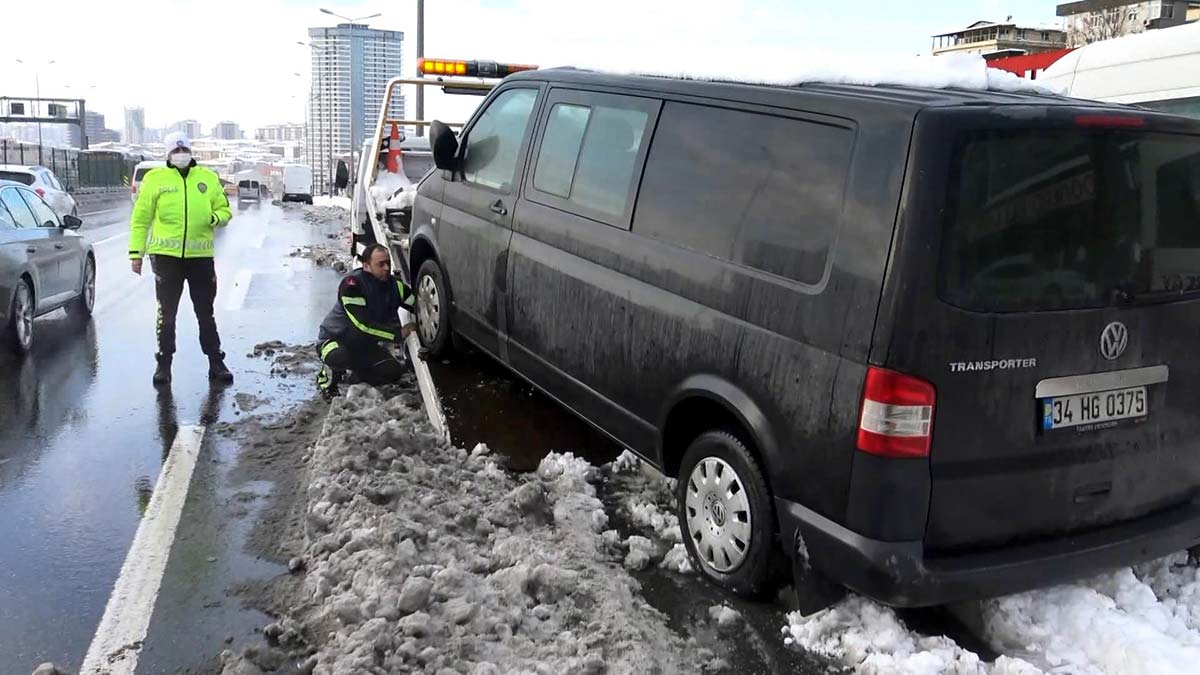 D-100 karayoluna terk edilen araçlar çekildi