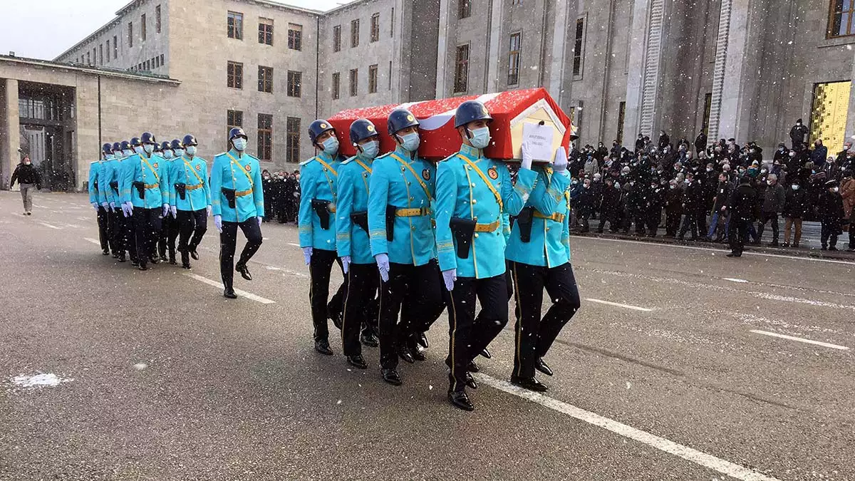 Ankara'da vefat eden 19'uncu dönem milletvekili, millet partisi genel başkanı aykut edibali için cenaze namazı kılındı, ardından tbmm'de tören düzenlendi.