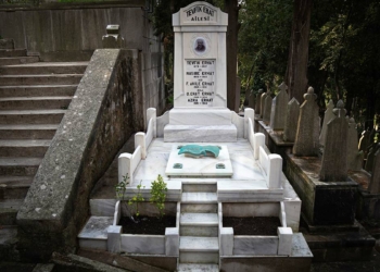 Azra Erhat'ın mezarı tahrip edildi
