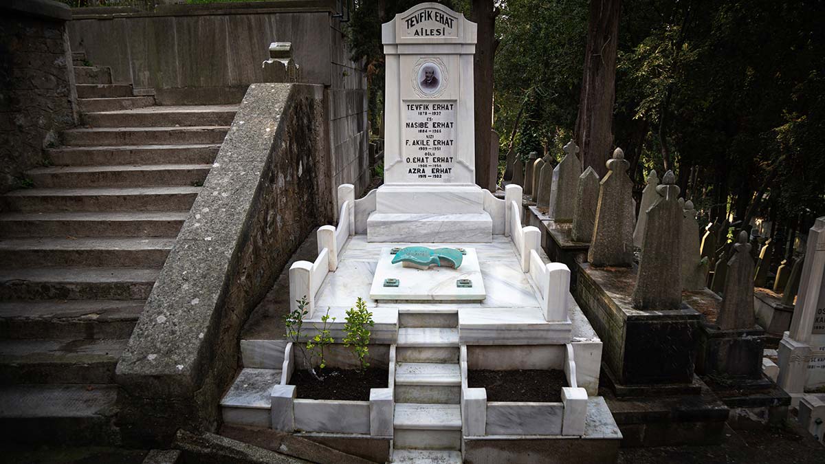 Azra Erhat'ın mezarı tahrip edildi