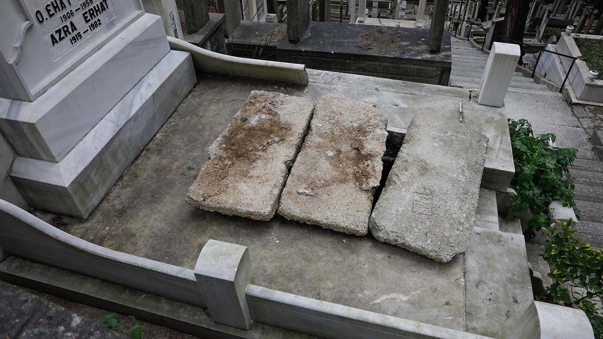 Azra erhat'ın mezarı tahrip edildi