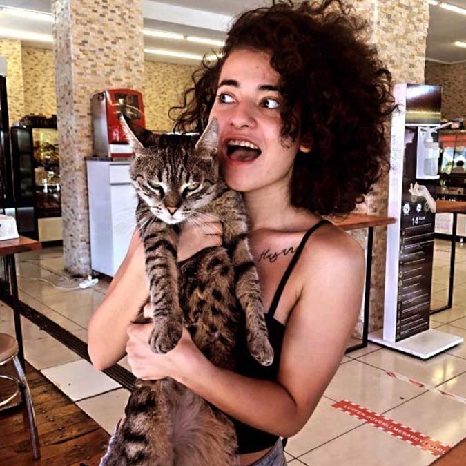 Ağlattın beni Mustafa Haytaoğlu... 2021 yılında çok fazla kadın kaybettik. Kaybettiklerimizden biri de Azra Gülendam Haytaoglu. Gencecik, su gibi duru, masum, gencecik bir kadın.