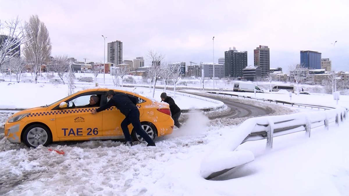 Bağcılar TEM Otoyolu İSTOÇ mevkiinde kar nedeniyle onlarca araç yolda kaldı. Geceyi araçlarında geçirenler isyan etti.