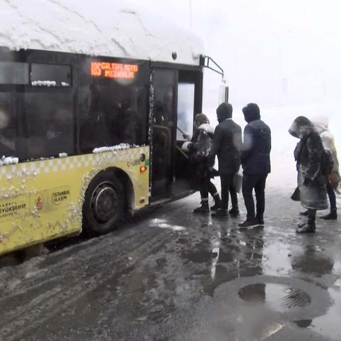 Bahçelievler'de otobüs duraklarında yoğunluk oluştu