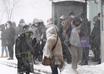Bahçelievler'de otobüs duraklarında yoğunluk oluştu
