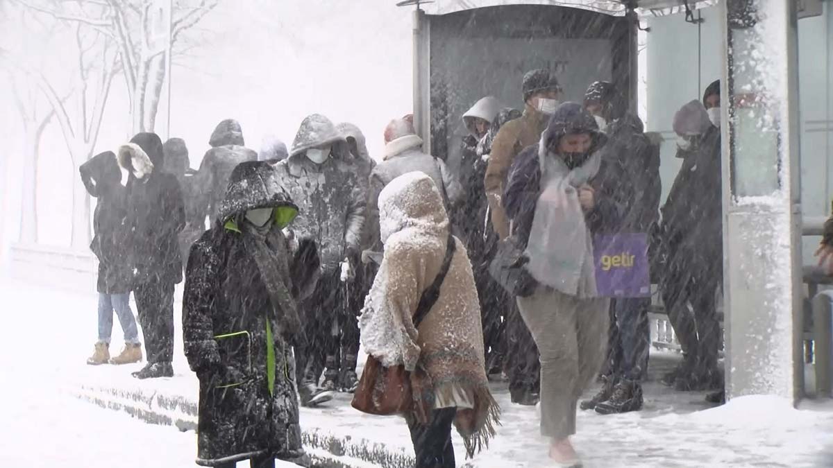 Bahçelievler'de otobüs duraklarında yoğunluk oluştu