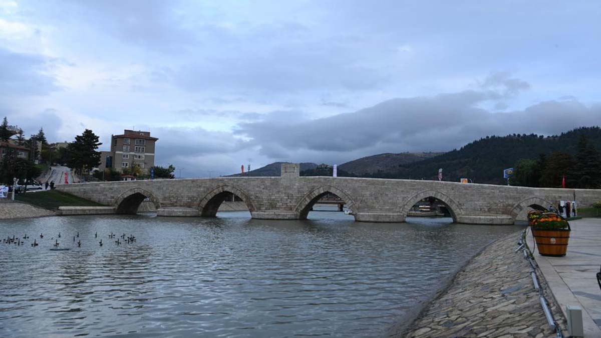 Ulaştırma ve Altyapı Bakanı Adil Karaismailoğlu, geleceği inşa ederken Türkiye’nin değerlerine sahip çıktıklarını belirterek, restorasyonları tamamlanarak kültür mirasına kazandırılan tarihi köprü sayısının 406'ya ulaştığını duyurdu.