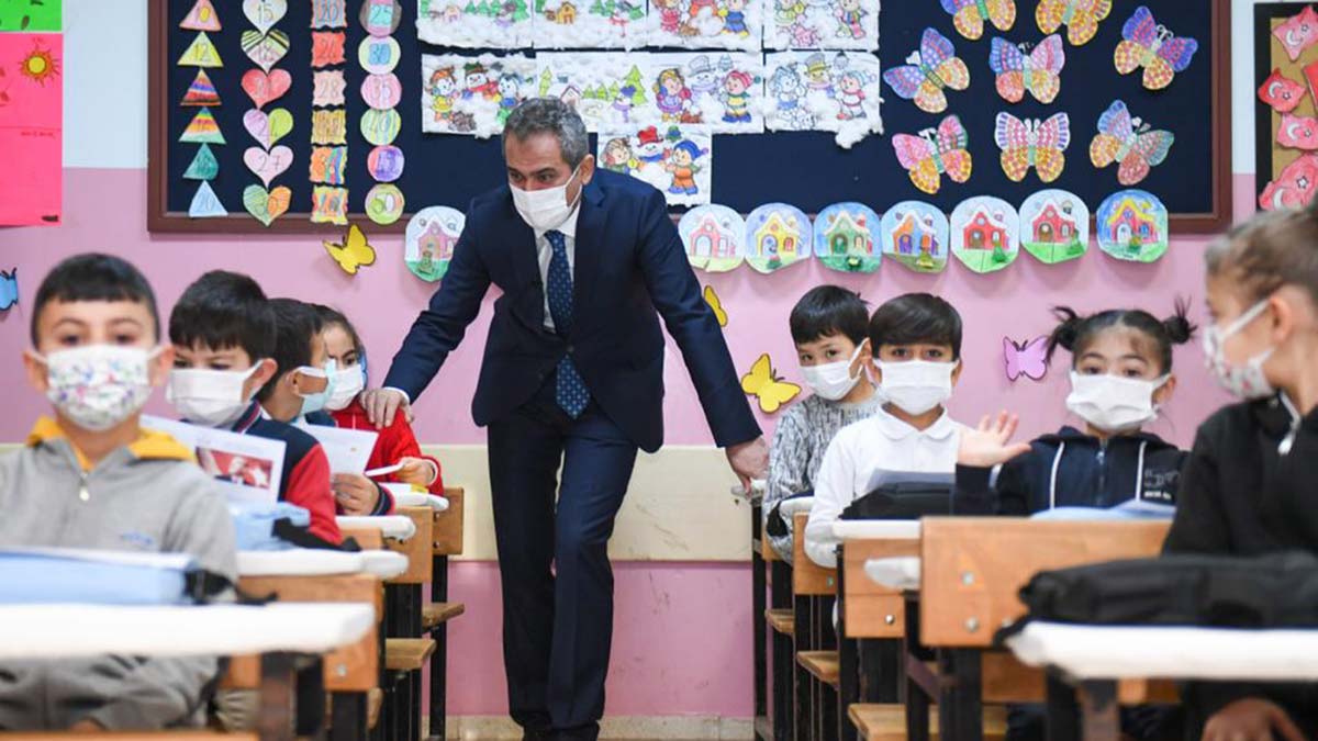 Milli Eğitim Bakanı Mahmut Özer, "Şu an için yarıyıl tatilini uzatmanızı gerektirecek herhangi bir durum söz konusu değildir. Dolayısıyla inşallah hiçbir sıkıntı olmadan 7 Şubat'ta yüz yüze eğitime devam etmek için okullarımızı açacağız" dedi.