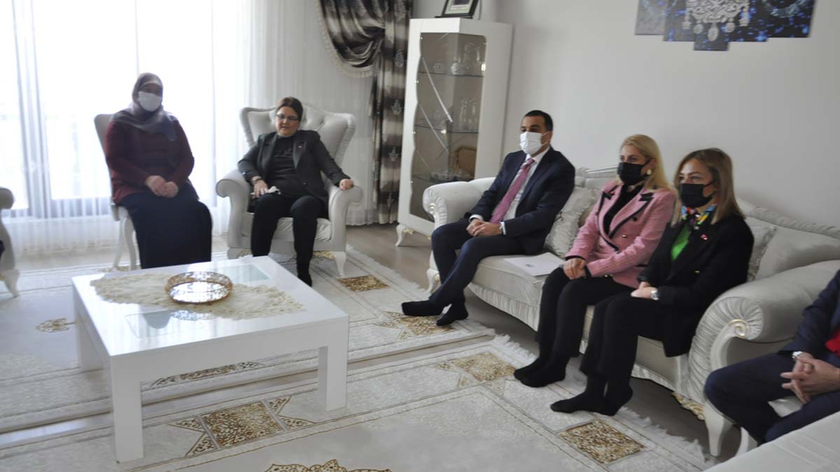 Derya Yanık Kars'ta şehit ailelerini ziyaret etti