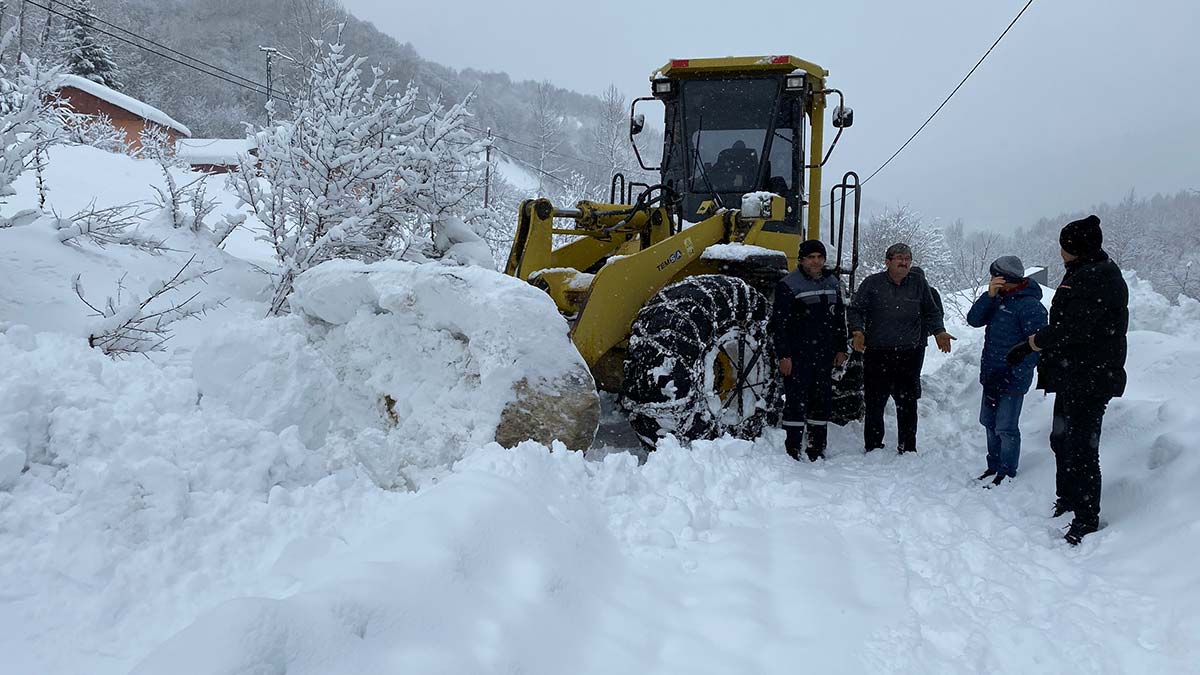Bartın'da yoğun kar yağışı; 86 köyde elektrik yok