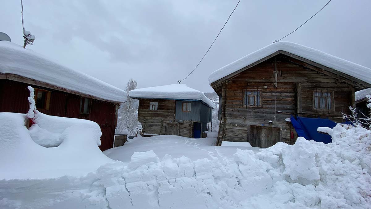 Bartın'da yoğun kar yağışı; 86 köyde elektrik yok