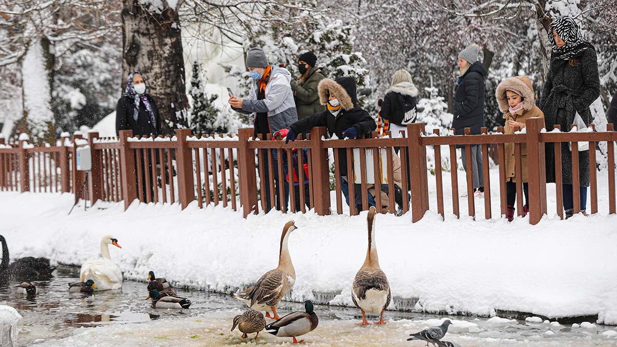 Ankara kar yağışıyla bembeyaz oldu