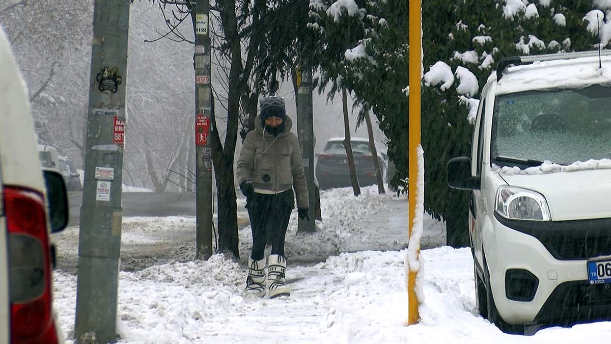 Başkent beyaz örtüyle kaplandı