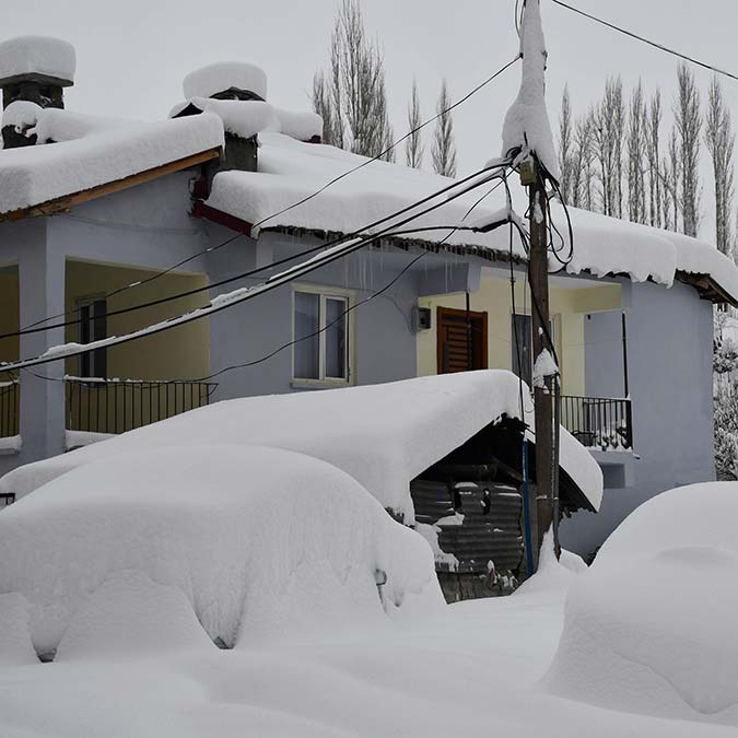 Beytüşşebap'ta evler ve araçlar kar altında kayboldu