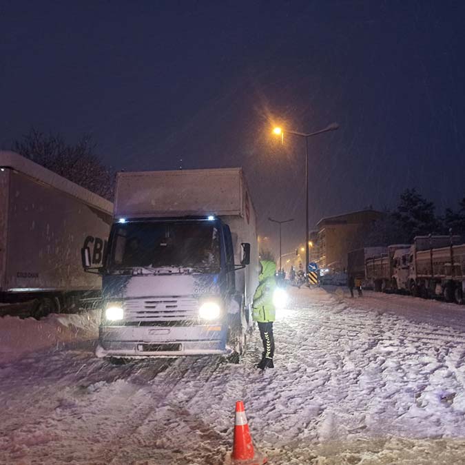 Bingöl'de araçlar yolda mahsur kaldı