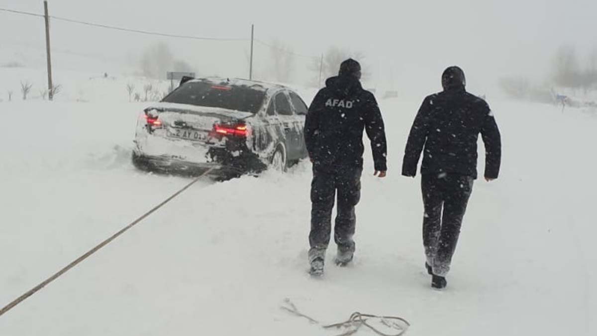 Bingöl'de araçlar yolda mahsur kaldı