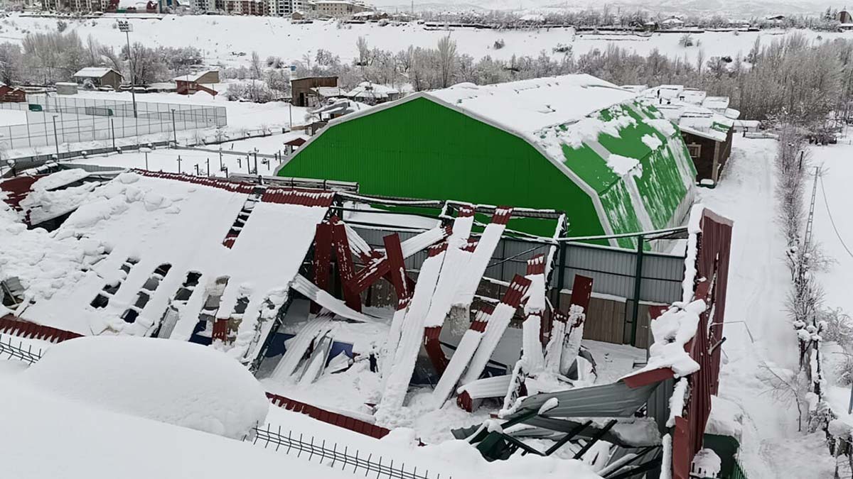 Bingöl'de kapalı havuzun çatısı çöktü