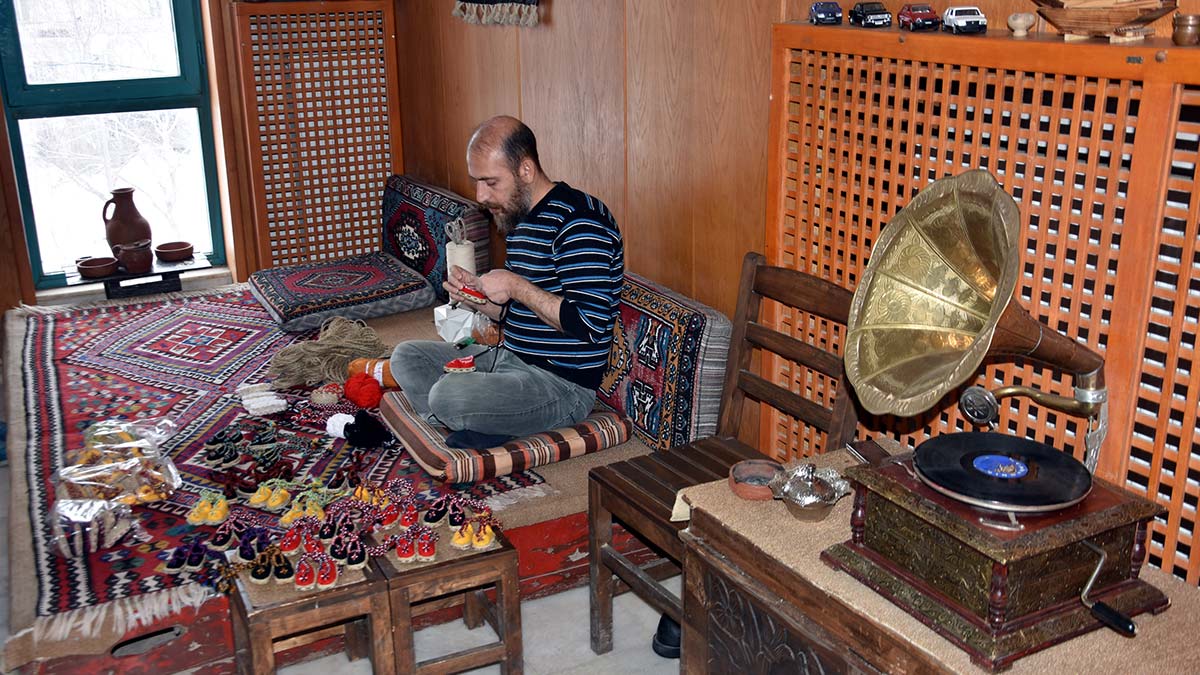 Bitlis yöresine özgü ayakkabı türü olan, bir dönem halk oyunları ekiplerinin de yöresel kıyafetlerin altına giydiği harik süs eşyası olarak üretilmeye başlandı.