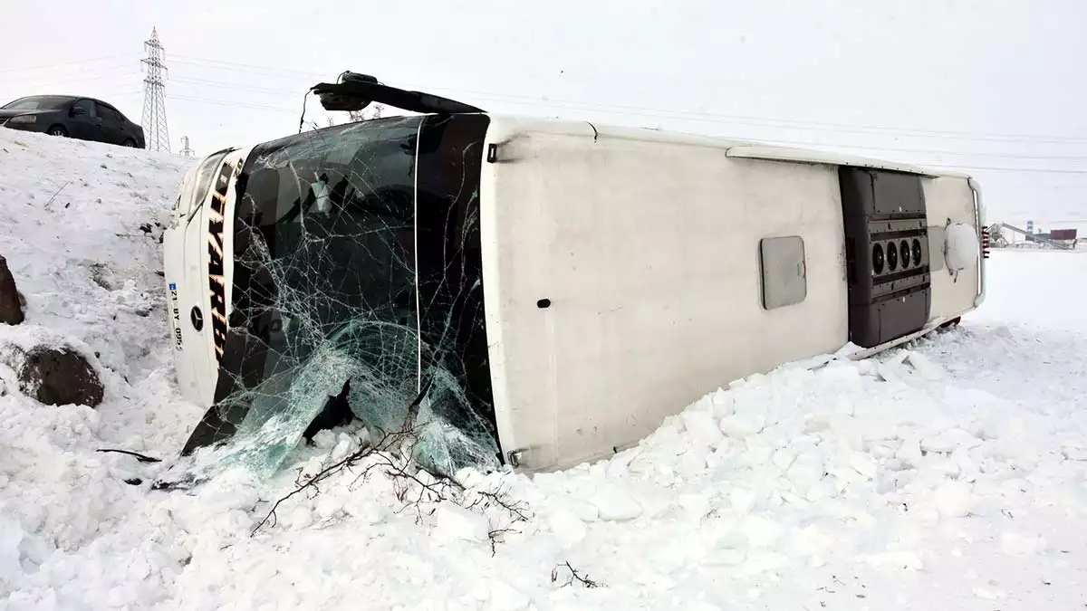 Bitlis'te yolcu otobüsü devrildi: 15 yaralı