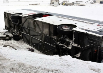 Bitlis'te yolcu otobüsü devrildi: 15 yaralı