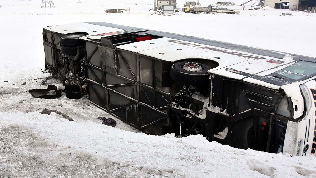 Bitlis'te yolcu otobüsü devrildi: 15 yaralı