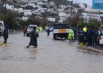 Bodrum'da kuvvetli yağış 3'üncü gününde de etkili oldu. Yüksek kesimlerden inen yağmur suları ev ve iş yerlerine doldu.