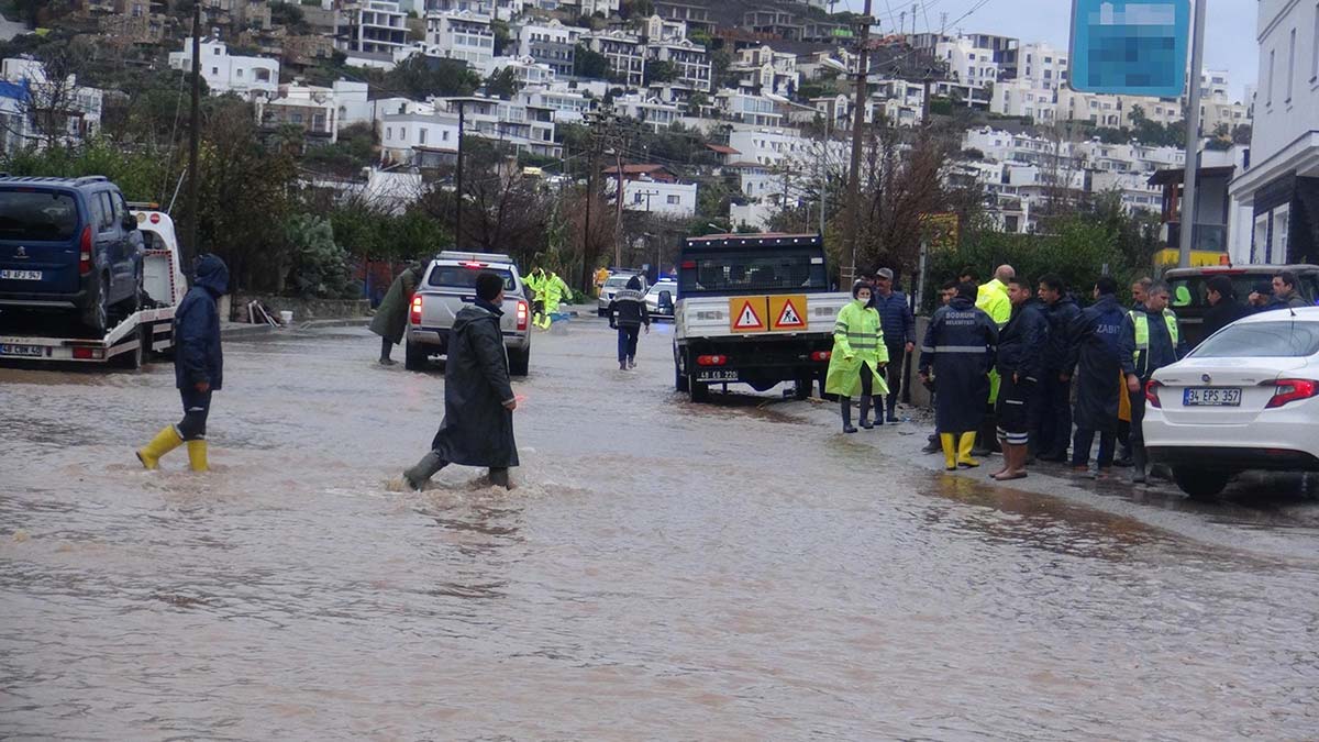 Bodrum'da kuvvetli yağış 3'üncü gününde de etkili oldu. Yüksek kesimlerden inen yağmur suları ev ve iş yerlerine doldu.