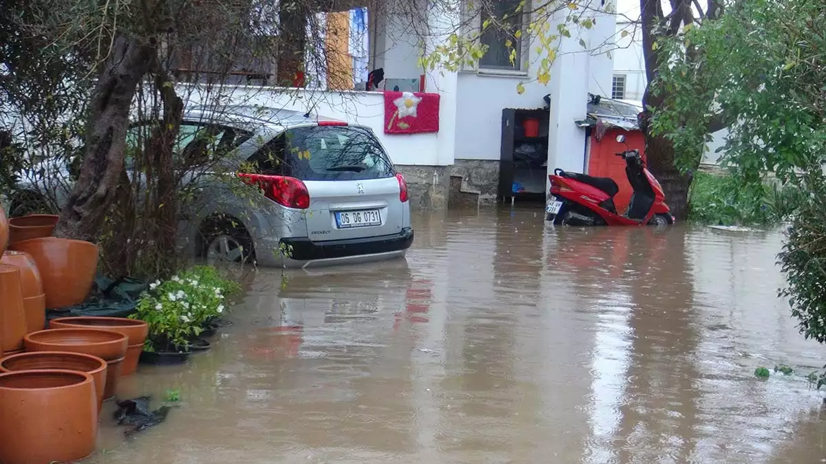 Bodrum'da kuvvetli yağış 3'üncü gününde de etkili oldu. Yüksek kesimlerden inen yağmur suları ev ve iş yerlerine doldu.