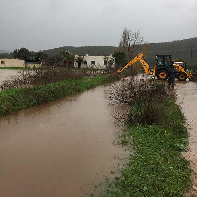 Bodrum'da kuvvetli yağış; evleri su bastı