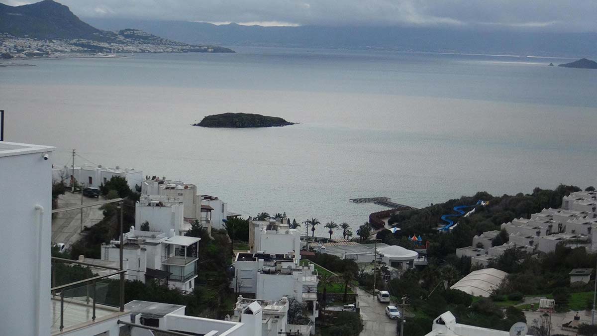 Marmaris'te sağanak ve dolu; metrekareye 200 kilogram yağmur düştü. Öte yandan Bodrum'u da sağanak ve dolu vurdu; ev ve iş yerlerini su bastı