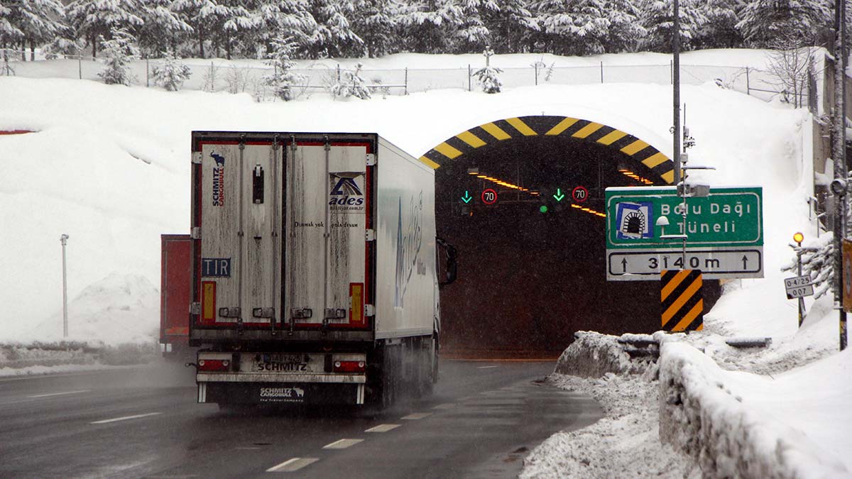 Bolu Dağı geçişinde kar yağışı