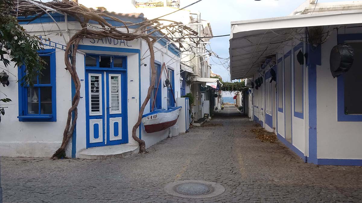 Bozcaada, son yıllarda tatil için gözde yerlerin başında geliyor. Kış aylarında evlerin büyük bölümü boş olsa da Bozcaada'da kiralık ev bulunmuyor.