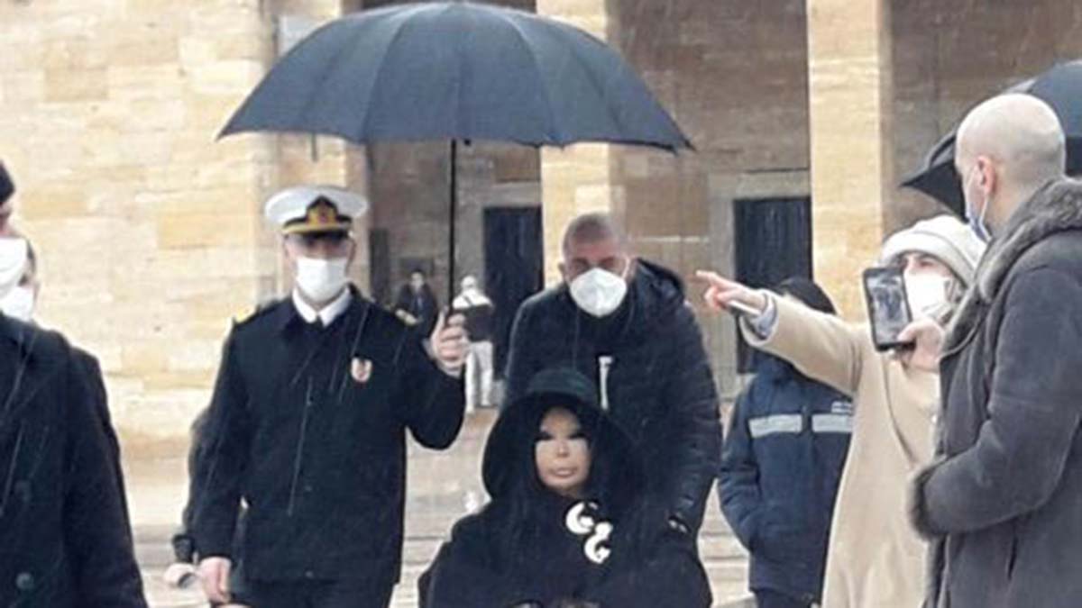 Anıtkabir'deki Bülent Ersoy fotoğrafına inceleme