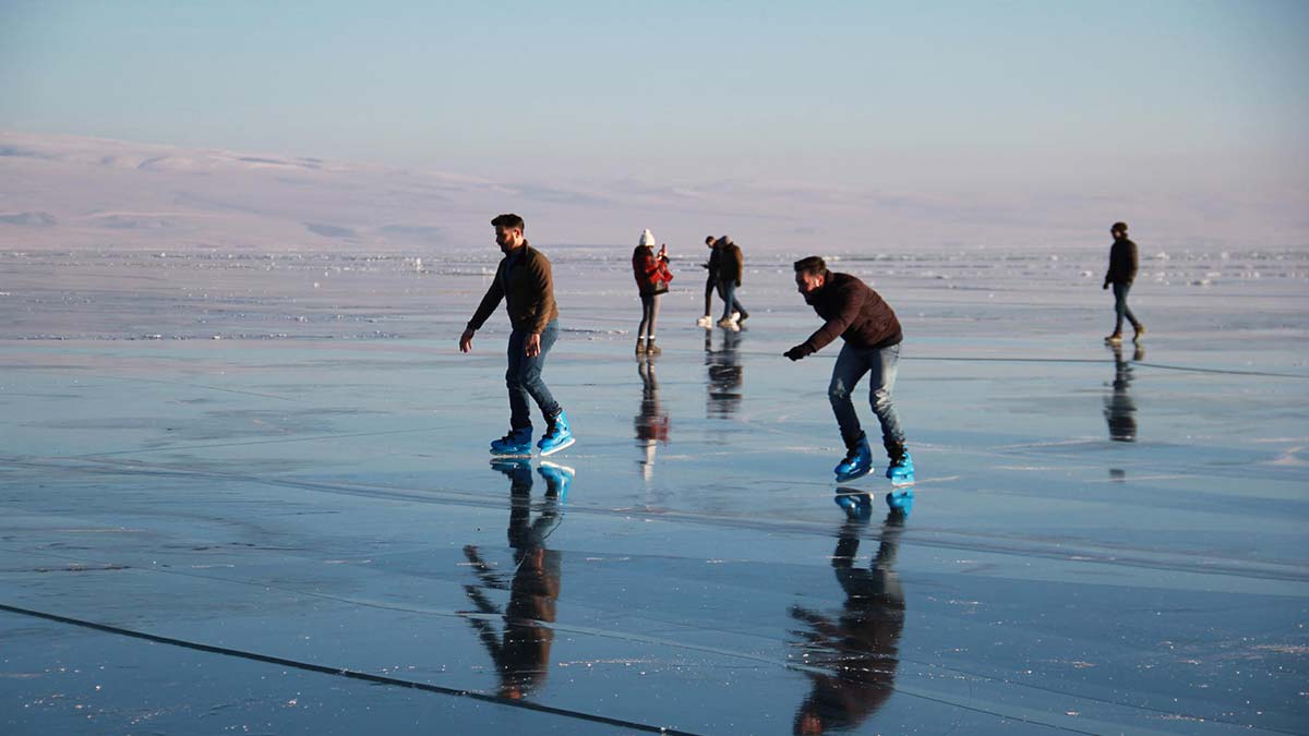 Ardahan'ın Çıldır ilçesinde, yüzeyi tamamen buz tutan yöre halkı ve ziyaretçilerin akınına uğrayan Çıldır Gölü festival alanı gibi.