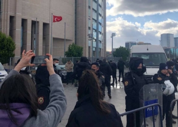 Çağlayan'da adliye önünde polise bıçakla saldırı