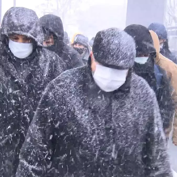 Cevizlibağ'da, yoğun kar yağışı; trafik durdu.