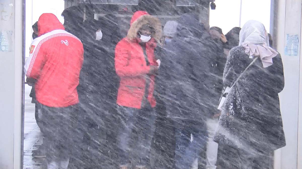 Cevizlibağ'da yoğun kar yağışı; trafik durdu