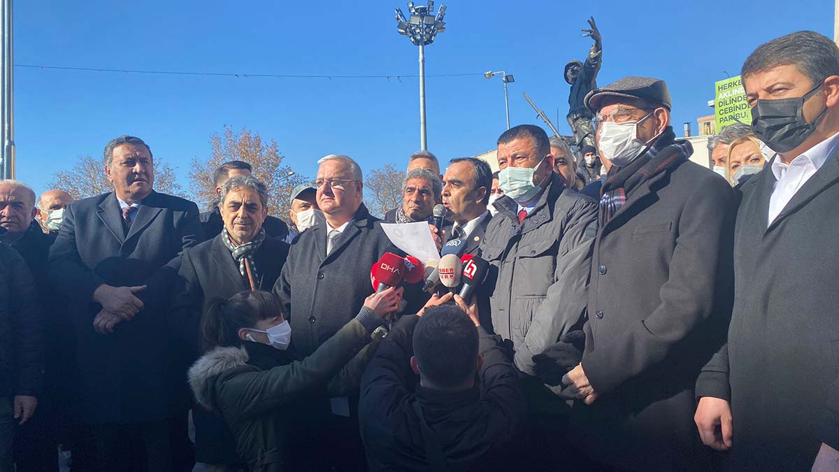 CHP'li Ağbaba EYT'lilerle basın açıklaması yaptı