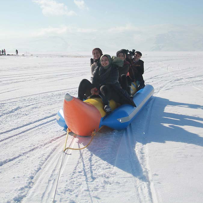 Çıldır Gölü'nde muz ve simit aksiyonu başladı