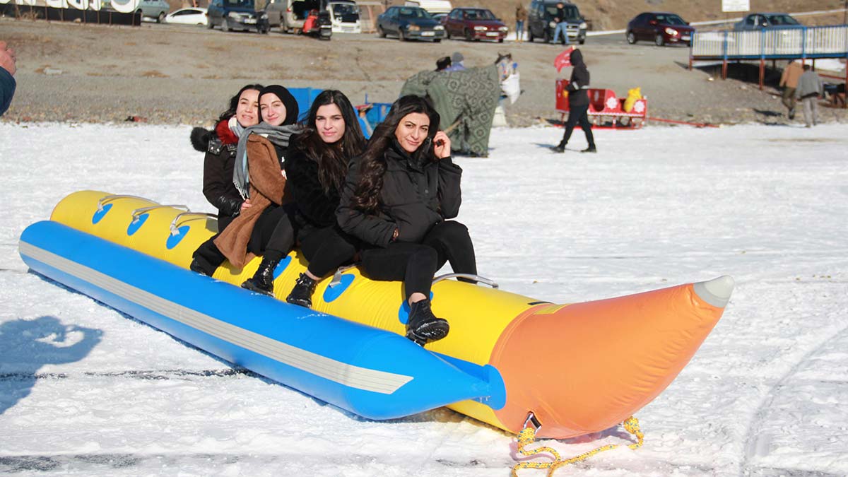 Çıldır Gölü'nde muz ve simit aksiyonu başladı