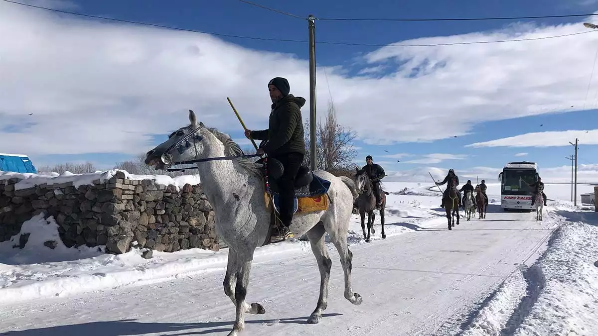 Kars'ın selim ilçesine bağlı kekeç köyüne cirit izlemeye gelen turistleri, at üstündeki sporcular karşıladı.