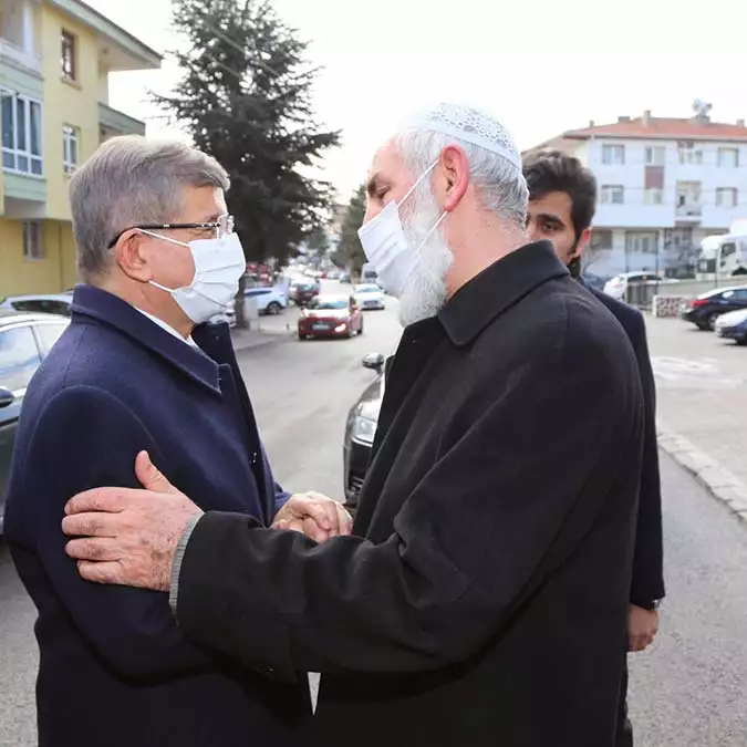 Davutoğlu ahmet çalık'ın keçiören ilçesindeki ailesinin evine taziye ziyaretinde bulundu.  