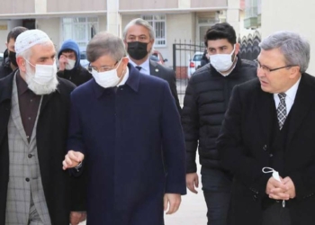 Davutoğlu'ndan Ahmet Çalık'ın ailesine taziye ziyareti