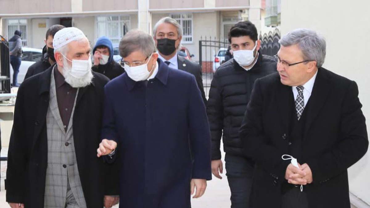 Davutoğlu'ndan Ahmet Çalık'ın ailesine taziye ziyareti