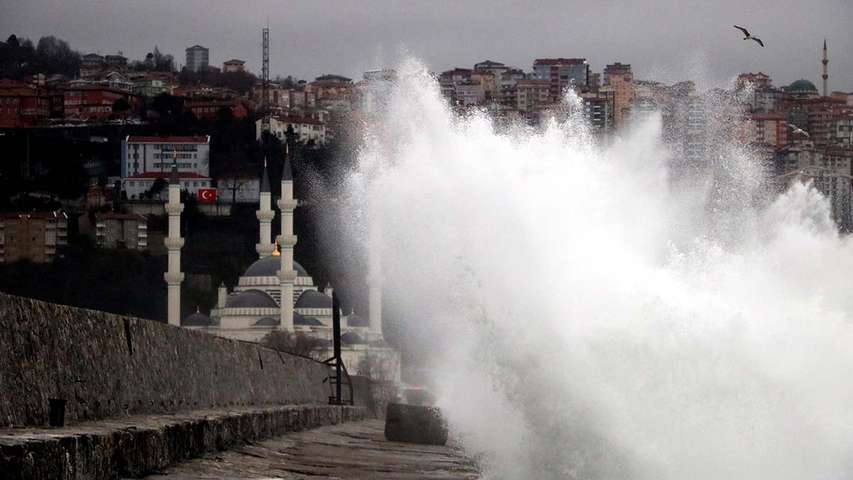 Dev dalgaların boyu 7 metreyi aştı
