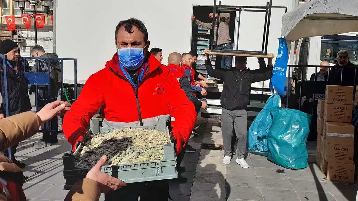 Diyarbakır'da hamsi festivalinde 3 ton hamsi dağıtıldı