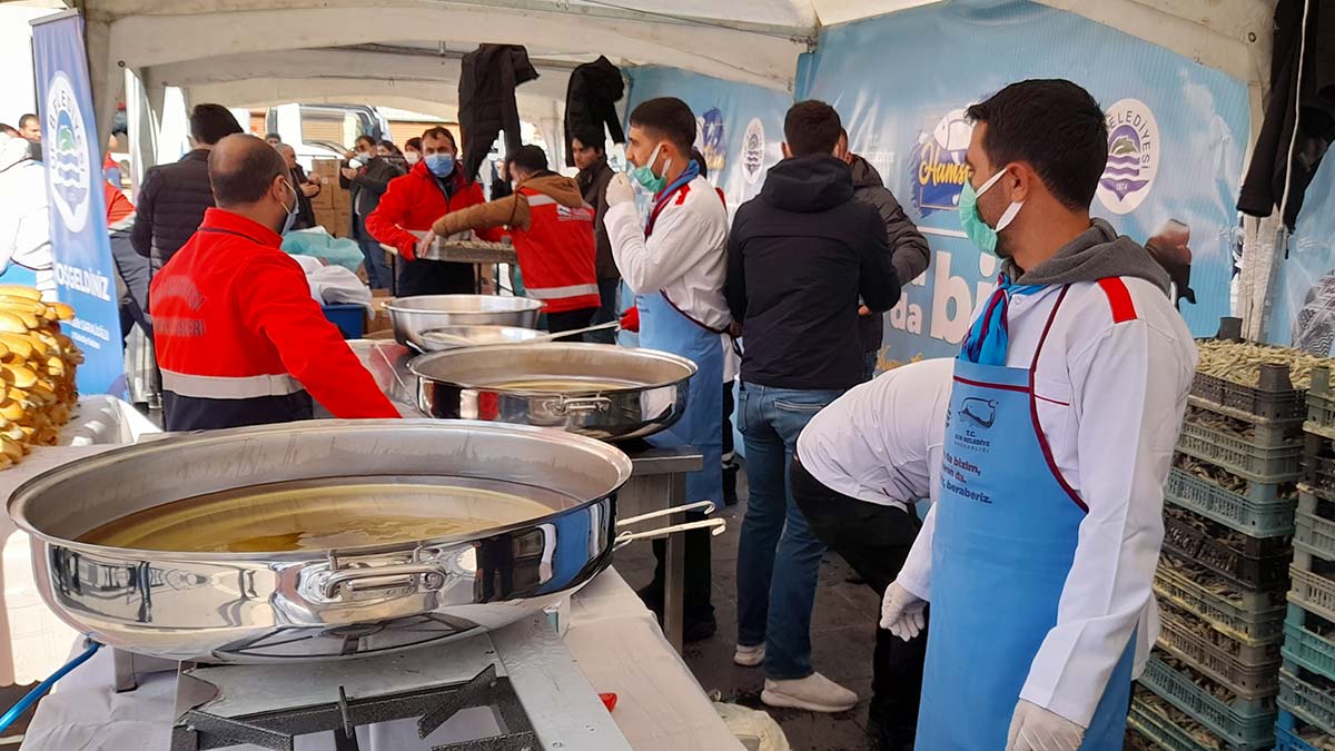 Diyarbakır'da hamsi festivalinde 3 ton hamsi dağıtıldı